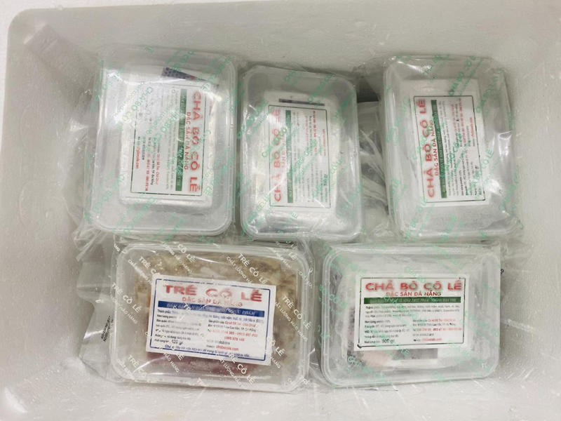 Chả b&ograve; c&ocirc; Lễ được đ&oacute;ng g&oacute;i cẩn thận v&agrave;o hộp nhựa gi&uacute;p du kh&aacute;ch dễ d&agrave;ng bảo quản